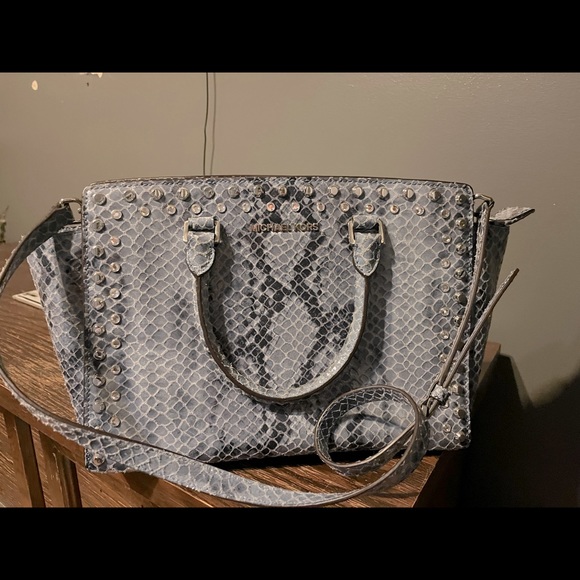Micheal kors blue snake skin bag. - Picture 2 of 5